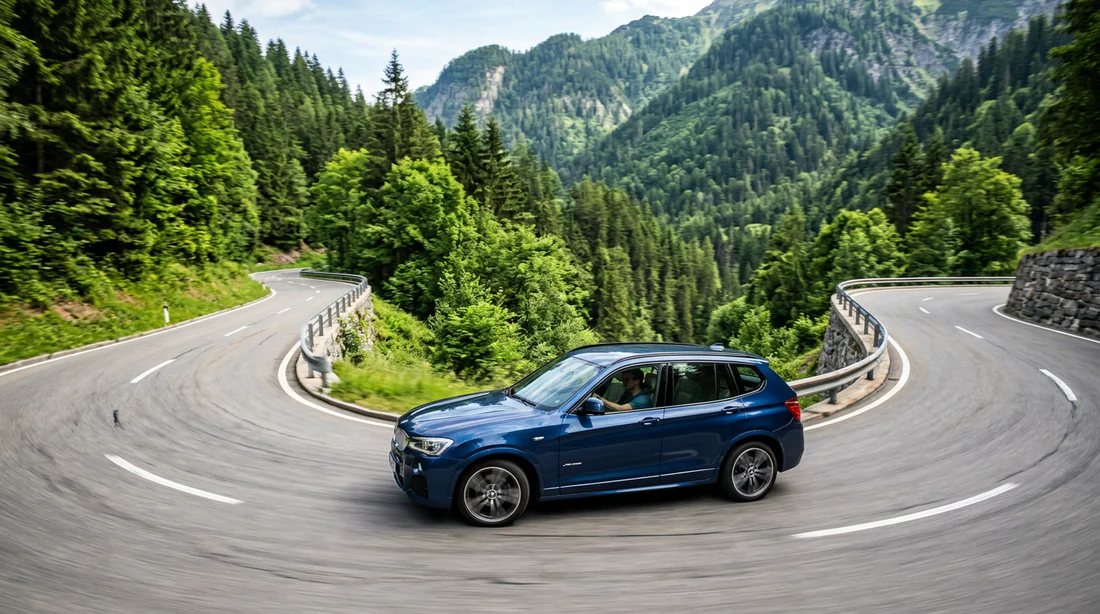 BMW X3 F25 sur route sinueuse
