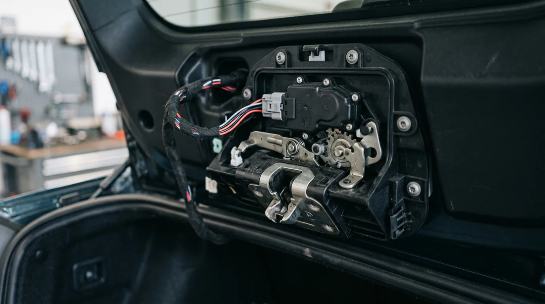 Vue rapprochée du mécanisme de fermeture de coffre d'un Peugeot 5008.