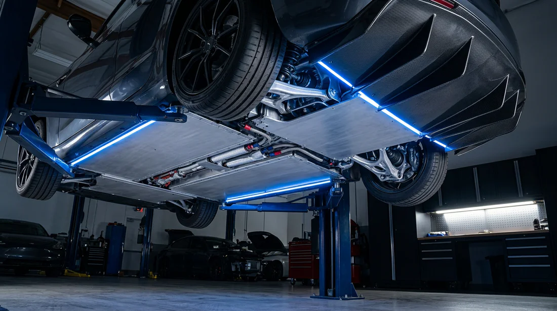 Fond plat et diffuseur arrière pour optimiser le flux d'air sous le véhicule