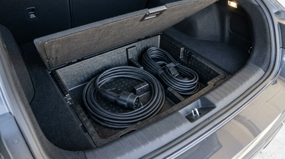 Rangement sous le plancher du coffre de la Hyundai Ioniq 6 avec câbles de recharge