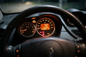 Voyant moteur orange allumé sur le tableau de bord d'une Twingo 2